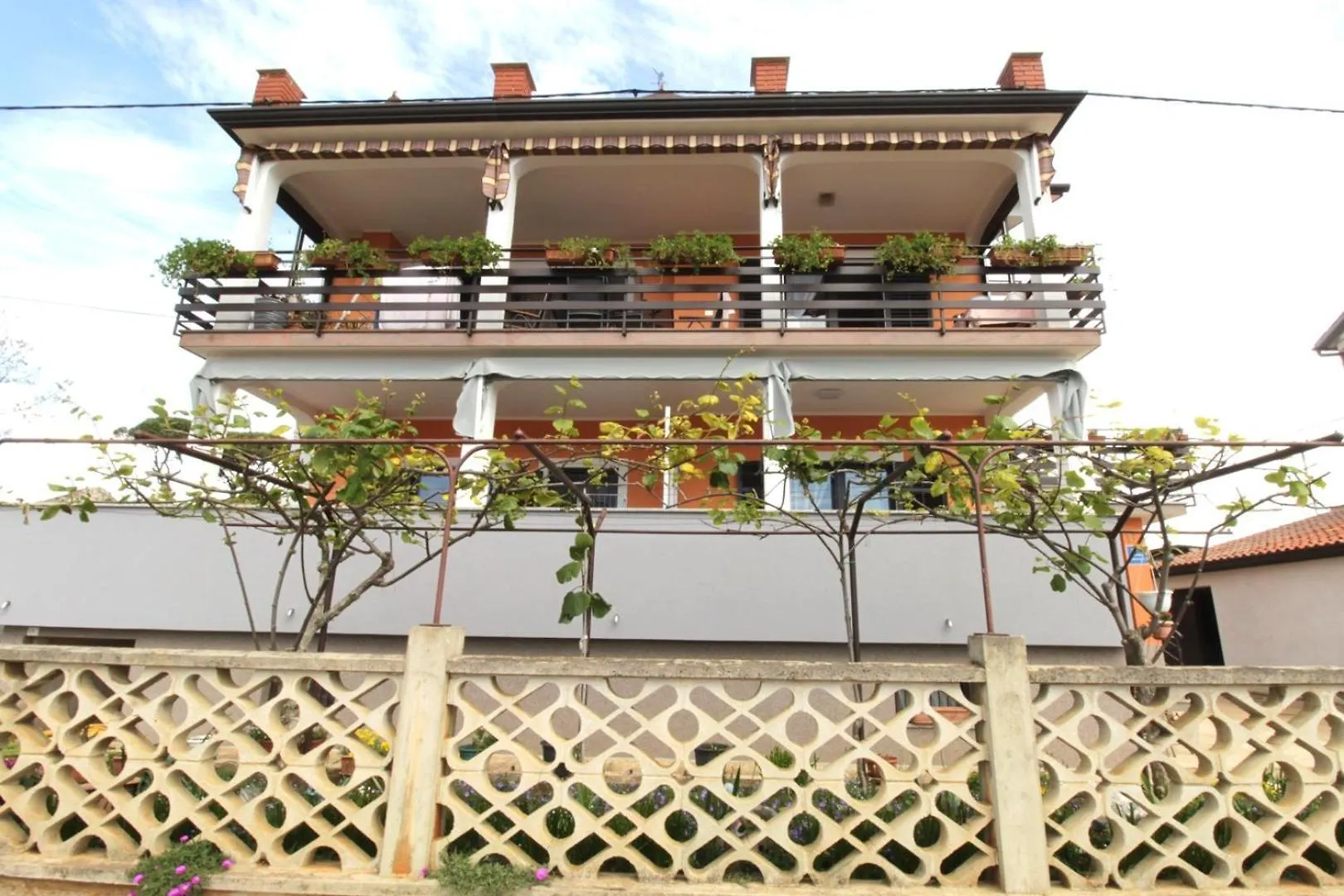 Apartments Tre Pini Seget  Croatia